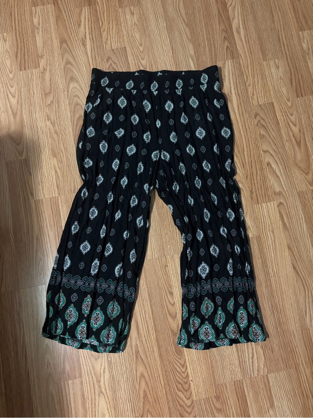 Dana Buchman Black Pull-On Wide Leg Capris with Teal Paisley Border